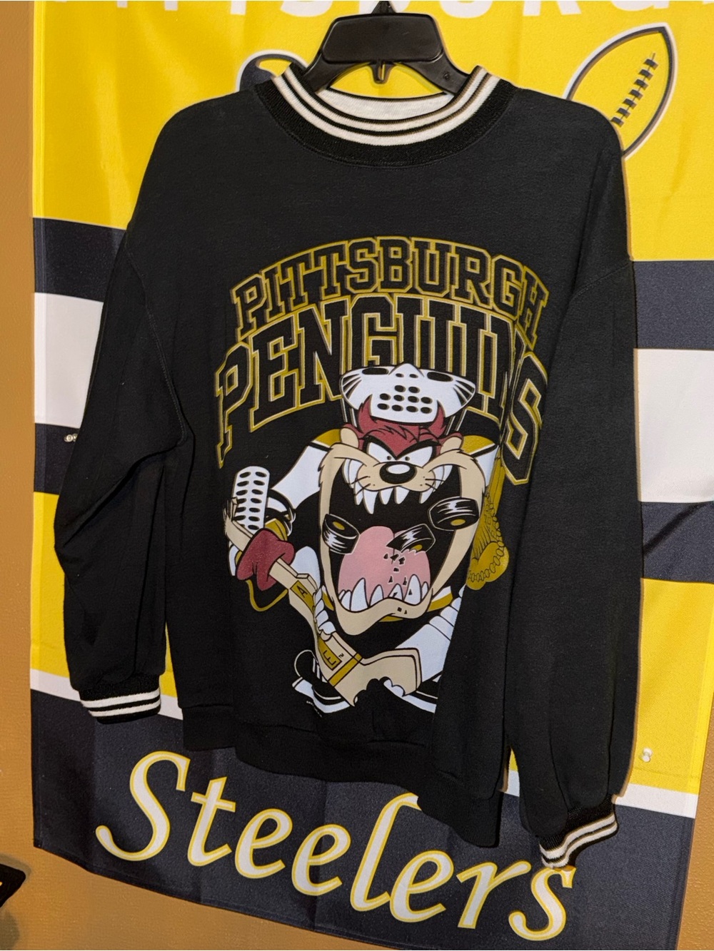 Sun NHL Hockey Looney Tunes Tasmanian Devil Pittsburgh Penguins Sweatshirt Mens.